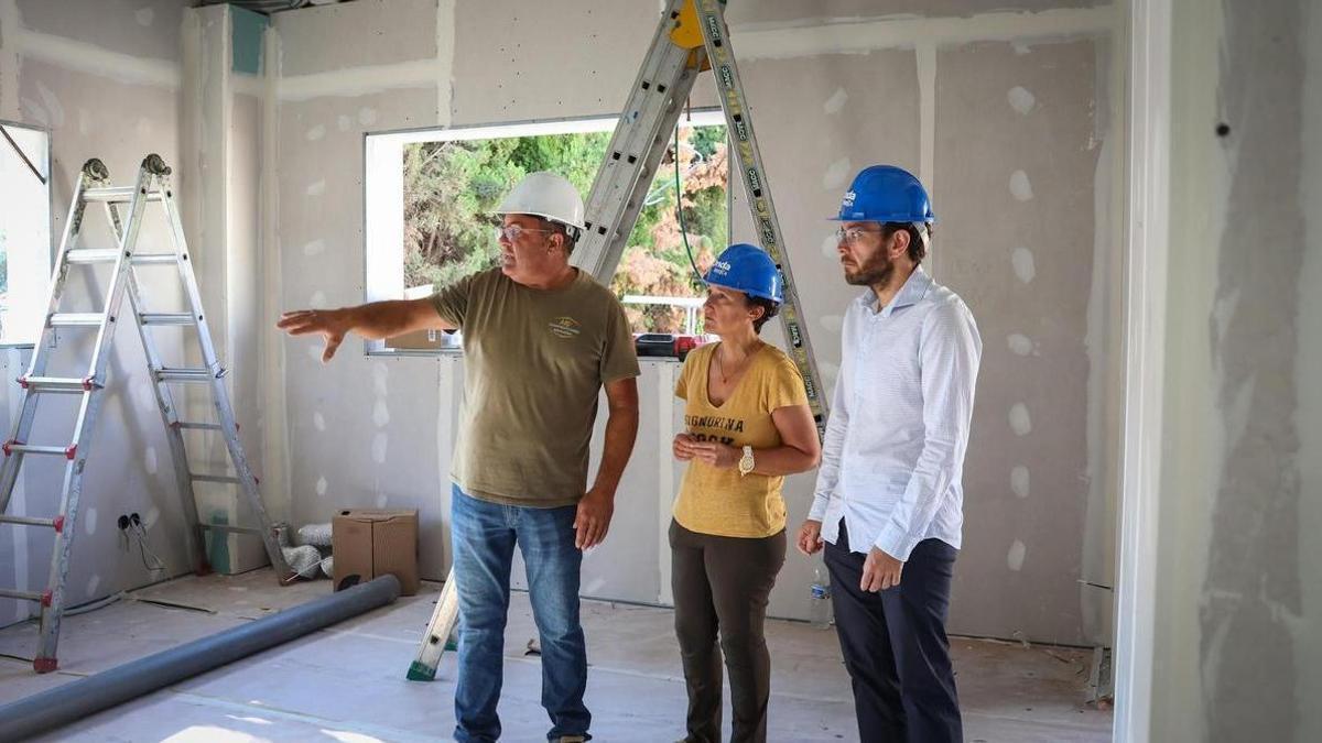 La alcaldesa de Onda, Carmina Ballester, visita las obras del Ágora Onda.
