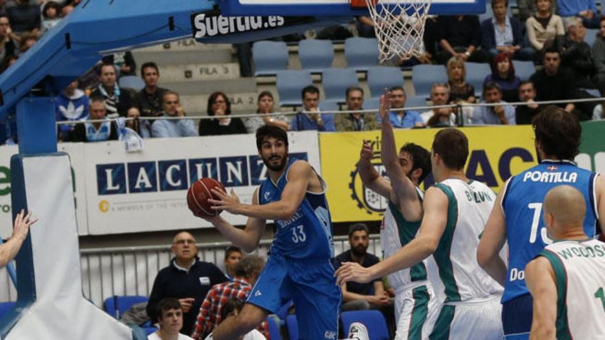 Dani Díez, en el encuentro que el Gipuzkoa disputó el pasado fin de semana ante el Sevilla en San Sebastián, tratando de pasar el balón en la línea de fondo.