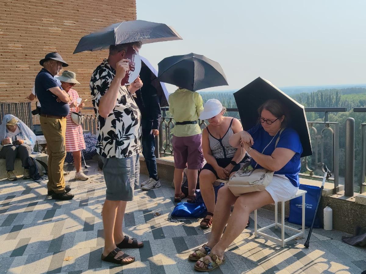 Un grupo de belgas esperan a ver el eclipse en Benavente