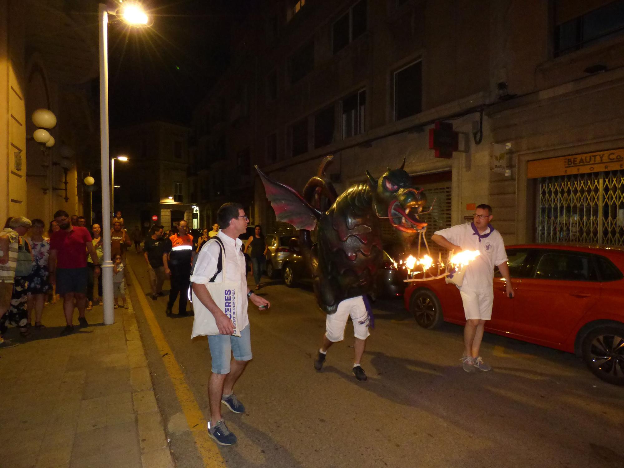 La desfilada de bestiari popular omple els carrers de Figueres