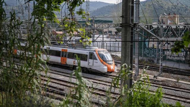 Un tren de Rodalies passa per l’estació de Montcada Bifurcació.  | ZOWY VOETEN