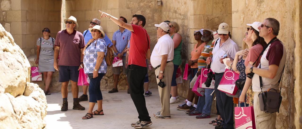 Los turistas de un crucero procedente de Estados Unidos visitando el castillo de Petrer en agosto de 2019.