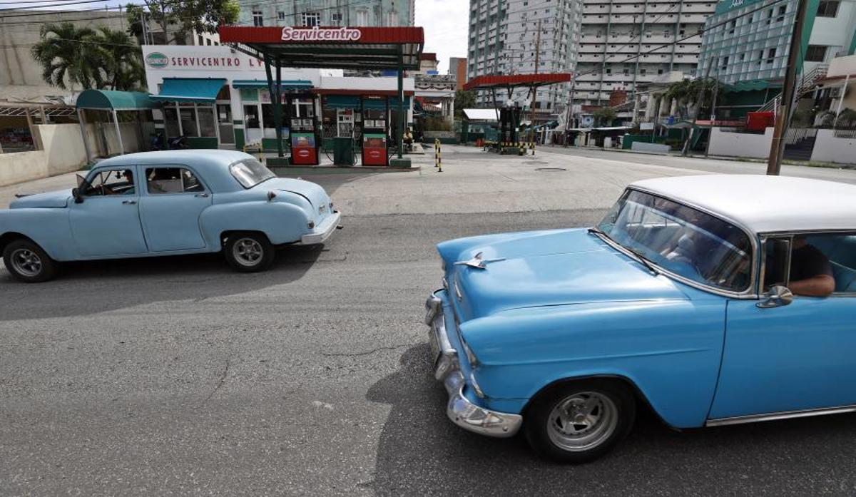 Vehículos circulan frente a una gasolinera vacía este viernes en La Habana, Cuba. El país implementará precios variables para el combustible en moneda extranjera, una medida para contrarrestar el aumento de los costes de importación.