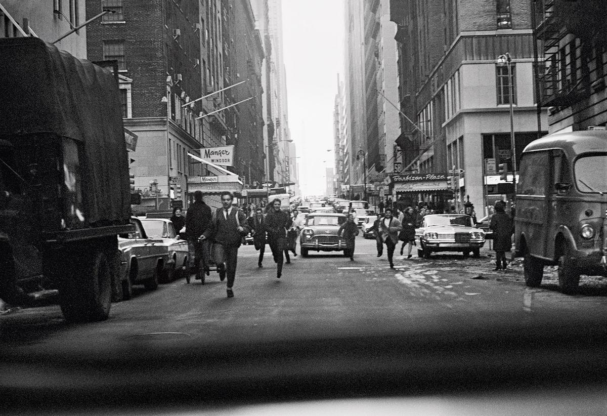 Los fans persiguen el coche de los Beatles por las calles de Nueva York, en febrero de 1964.