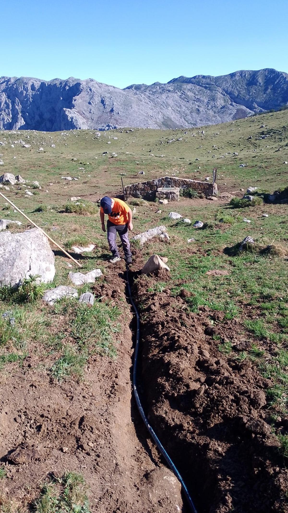 La zanja abierta para enterrar la manguera que lleva agua a Amuesa.