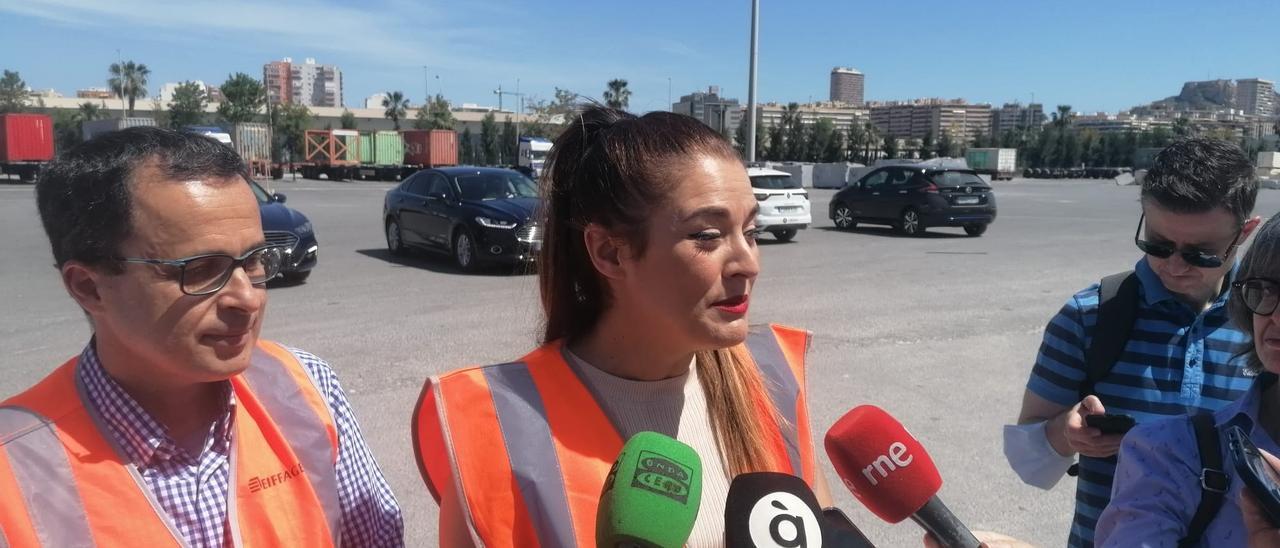 Mireia Mollà, ayer, en su visita al puerto de Alicante