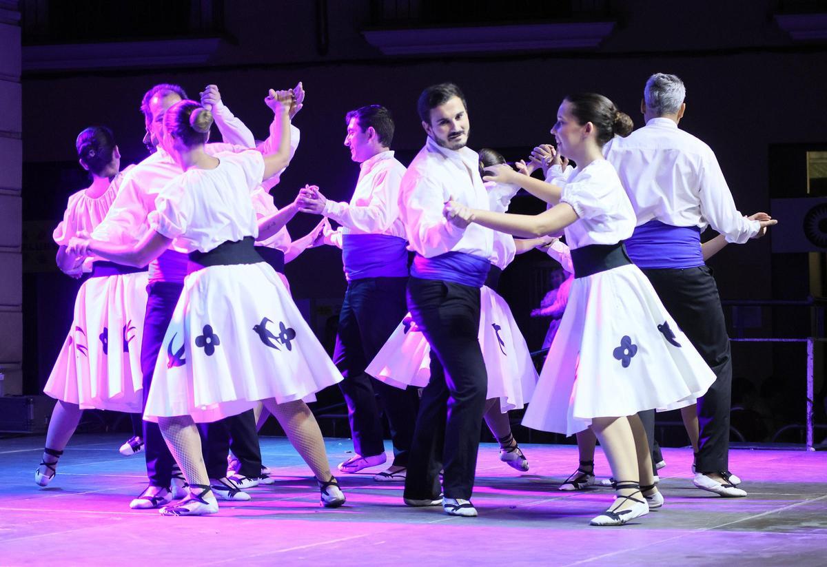 La dansa tradicional va demostrar el seu vigor a l’Oreneta d’Or