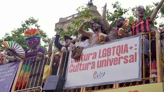 DIRECTO | 150.000 personas llenan las calles en un multitudinario desfile por los derechos LGTBIQ+