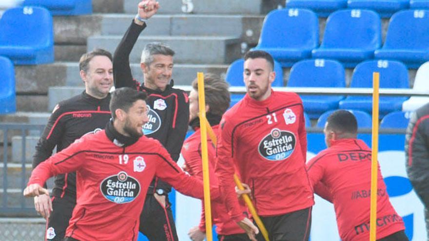 Martí intenta zafarse de Christian Santos en uno de los ejercicios realizados por el Dépor en los primeros minutos del entrenamiento de ayer en Riazor.