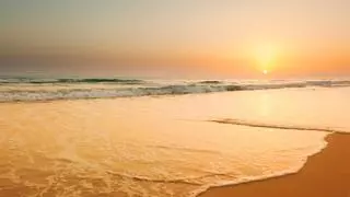 La playa virgen a dos horas de Sevilla con arena dorada y agua cristalina: un paraíso para el surf y el nudismo