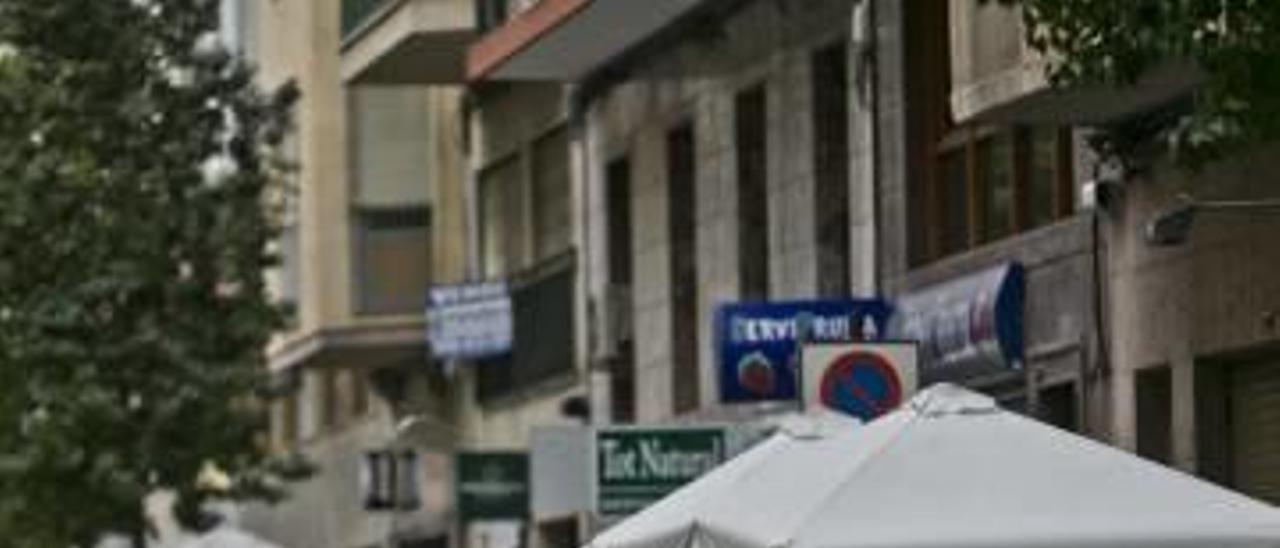 Una zona azul donde la terraza y el contenedor han supuesto la eliminación de plazas para vehículos