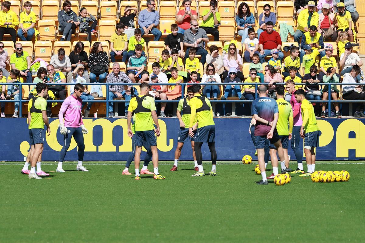 Galería | La afición del Villarreal disfruta con sus ídolos en el entrenamiento de puertas abiertas