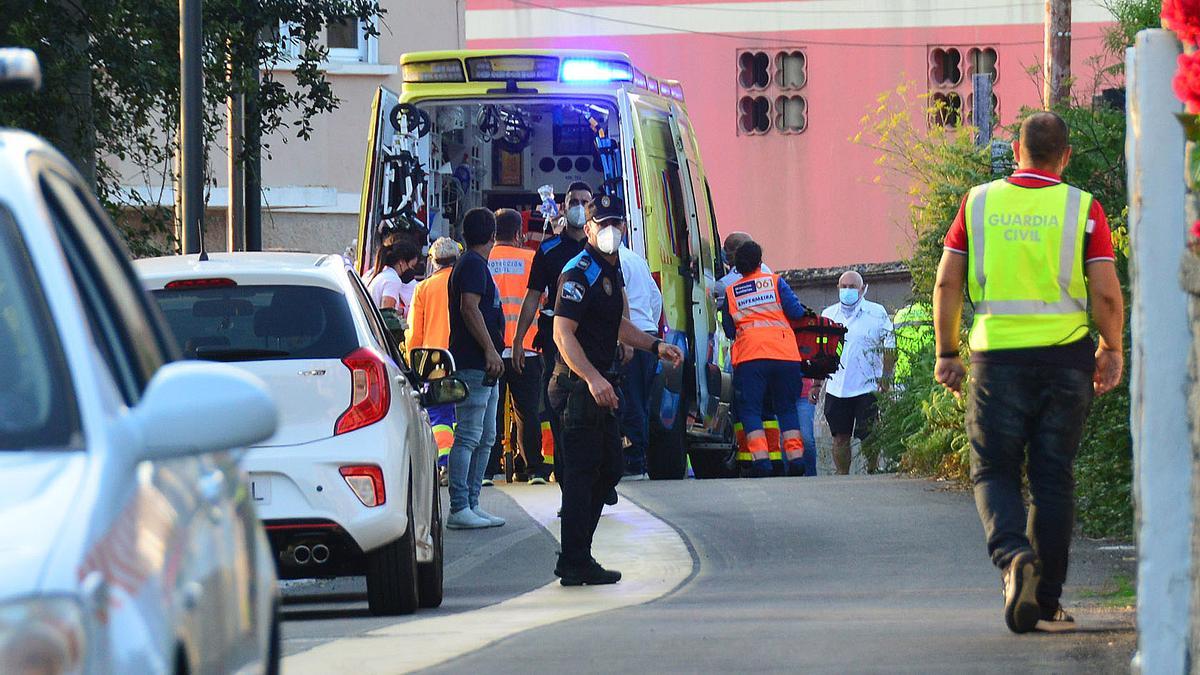 La ambulancia recoge a la niña, en el lugar de los hechos