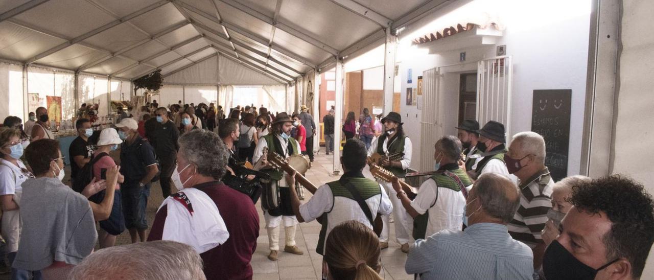 Los asistentes a la Feria de las Tradiciones de Artenara, disfrutaron ayer de la música. | | LP/DLP