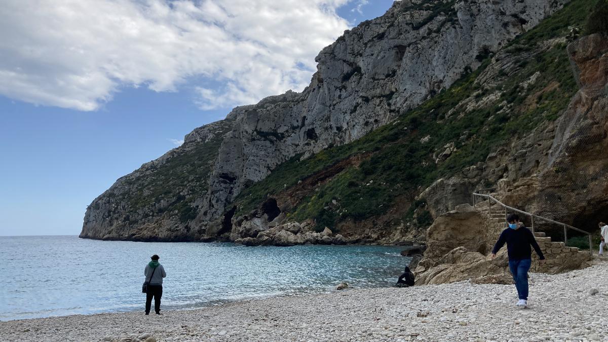 La tranquilidad todavía reina  a estas altunas del año en  la cala de la Granadella.