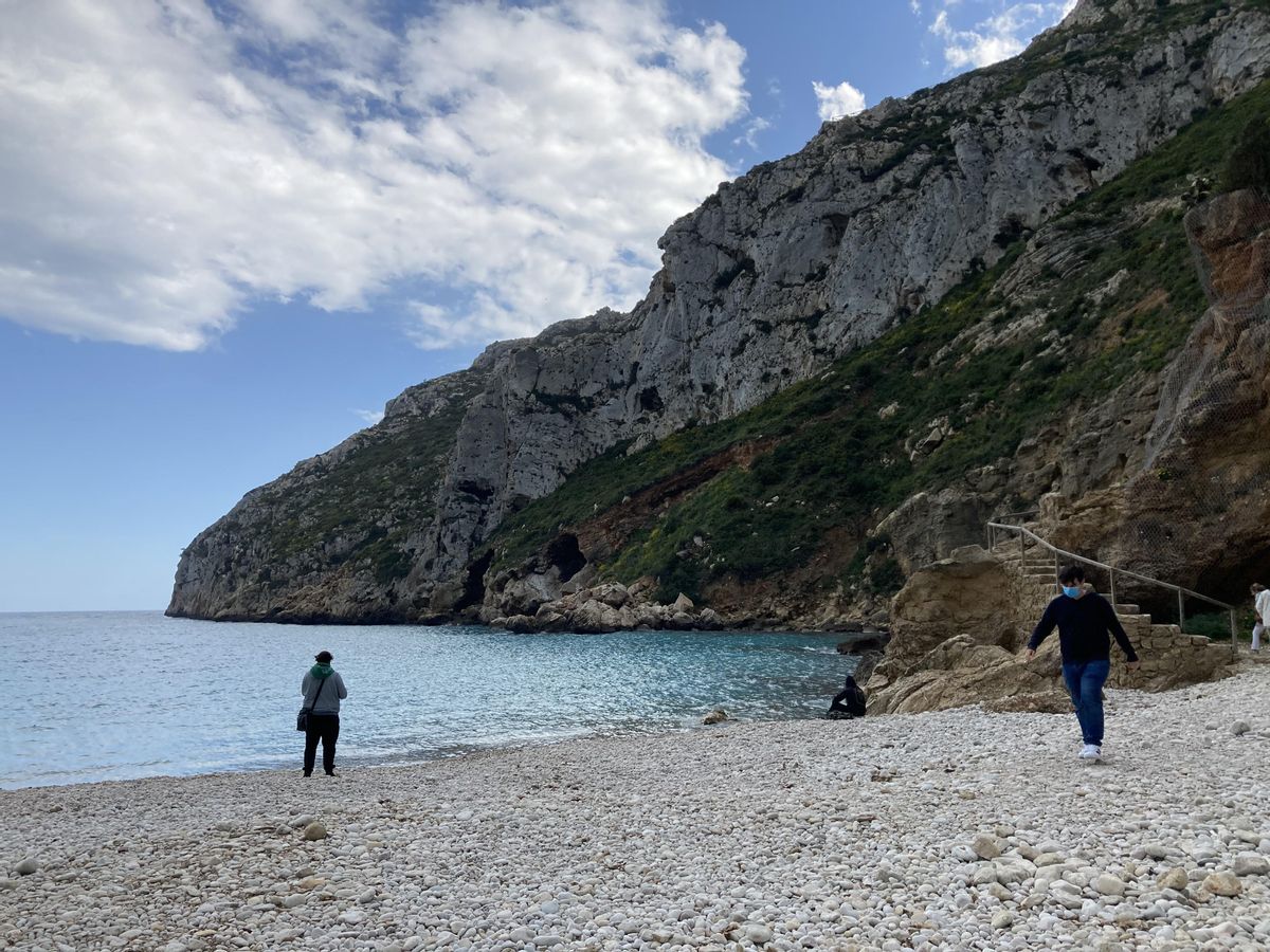 La tranquilidad todavía reina a estas altunas del año en la cala de la Granadella.