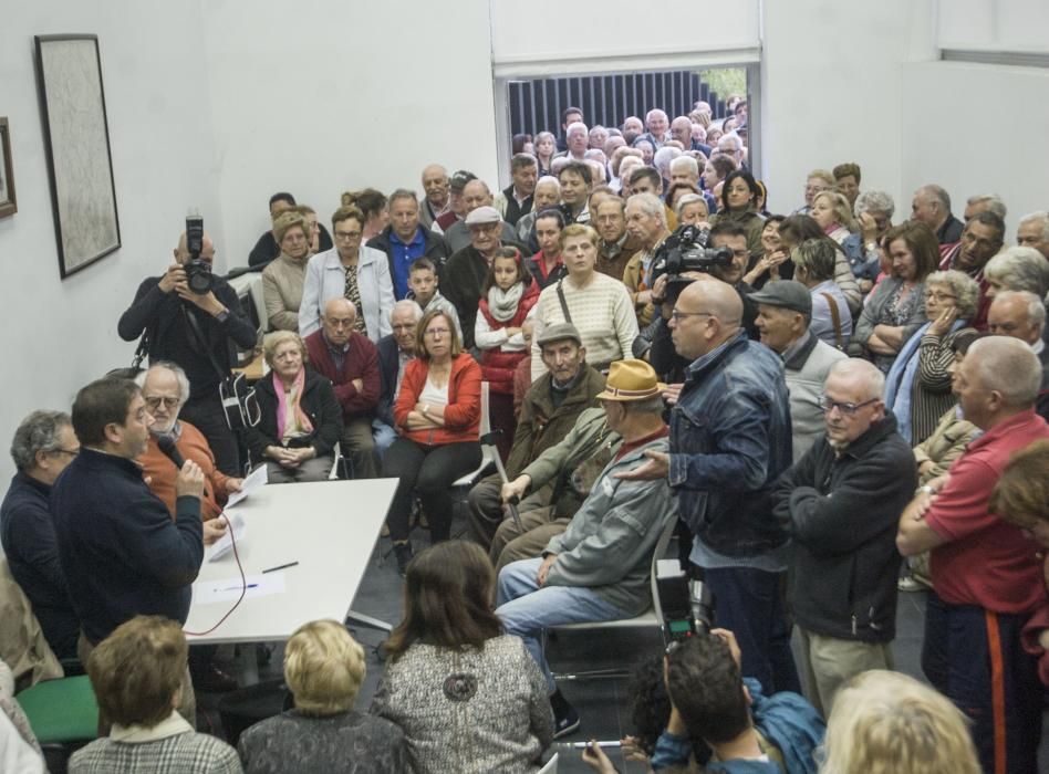 Tensa asamblea de vecinos en Eirís