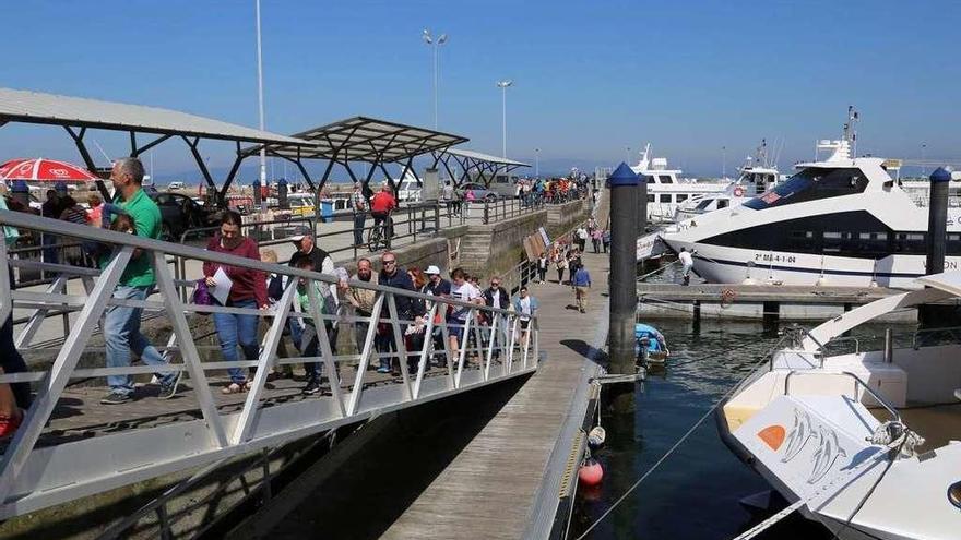 Turistas esta semana en las Rías Baixas que viajaron en catamarán.