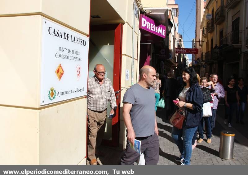 GALERÍA DE FOTOS -- Vila-real reparte el programa de fiestas de Sant Pasqual