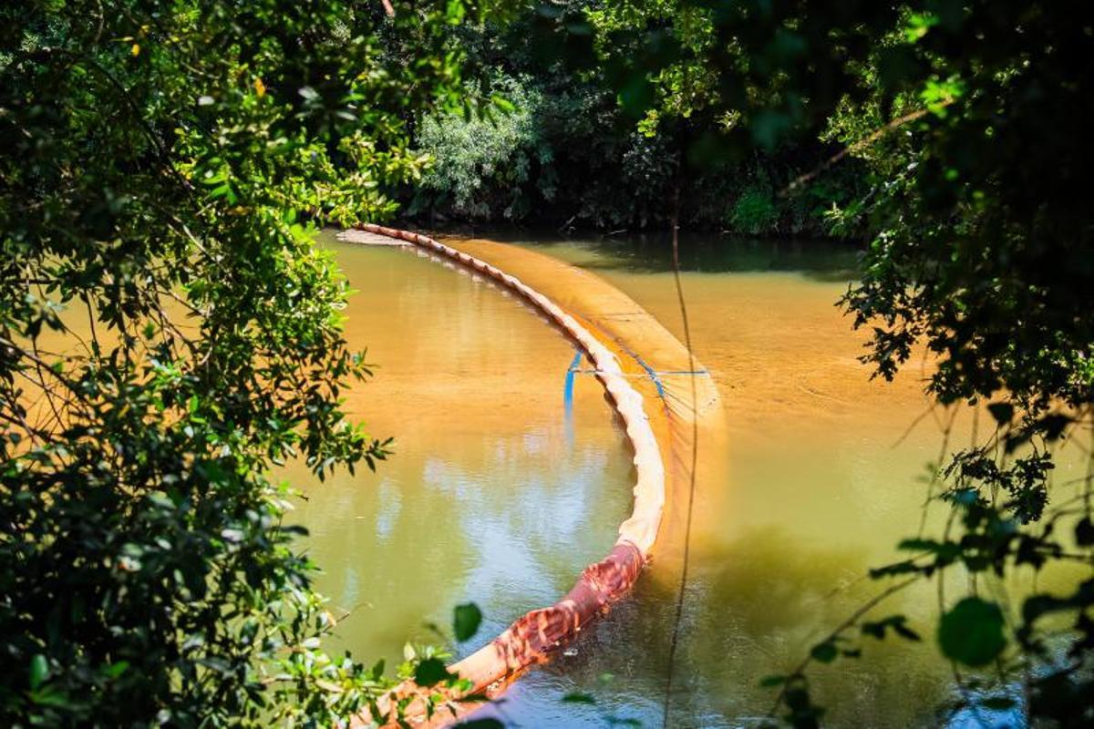 Una barrera anticontaminación situada en el cauce cel río Umia.