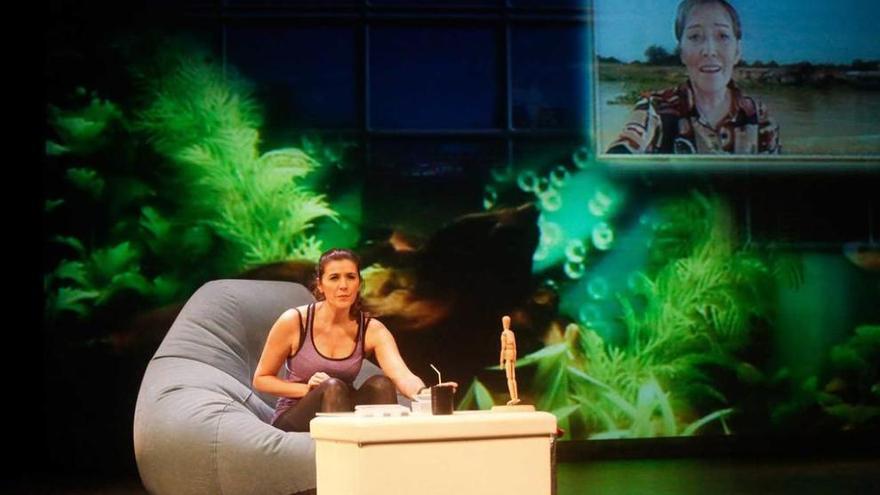 Marta Solaz, como Thais, en el estreno de &quot;El pack&quot;, ayer, en el teatro Palacio Valdés.