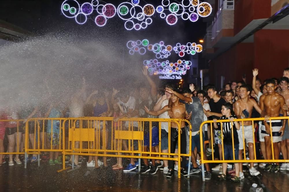 Cientos de personas, la mayoría adolescentes que quisieron disfrutar de la "cremá" y posterior "bañá" de los bomberos, se acercaron al barrio del Calvario para ver arder su hoguera