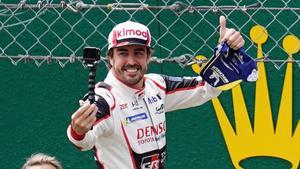 Fernando Alonso se autofografía tars ganar, ayer, las 24 Horas de Le Mans.