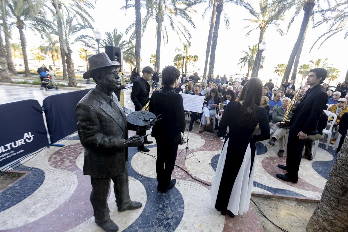 La escultura de Emilio Varela, junto al cuarteto de saxofones que ha tocado música de Óscar Esplá