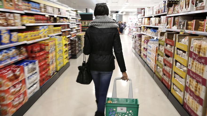 Una clienta haciendo la compra en uno de los supermercados de Mercadona