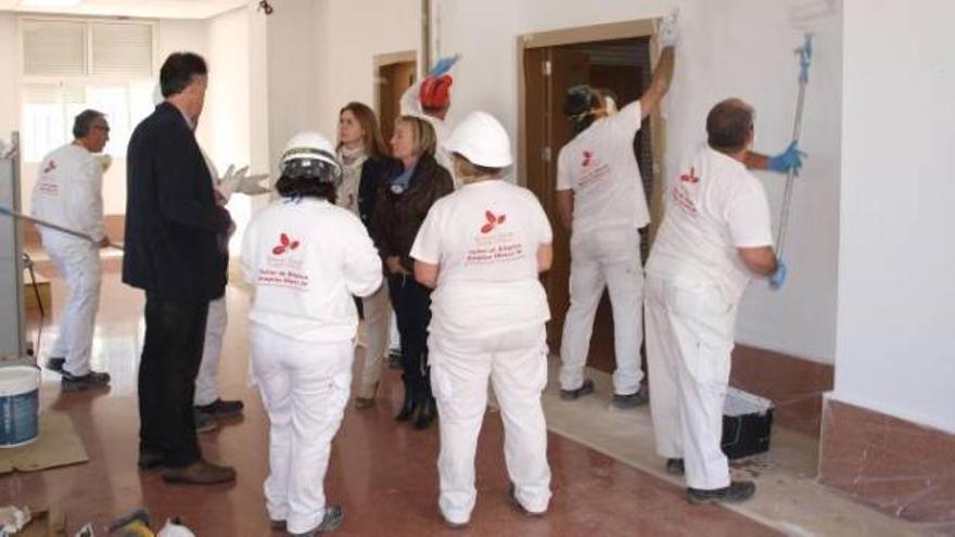 Los alumnos estuvieron ayer pintando el interior del centro social de Santa Isabel.