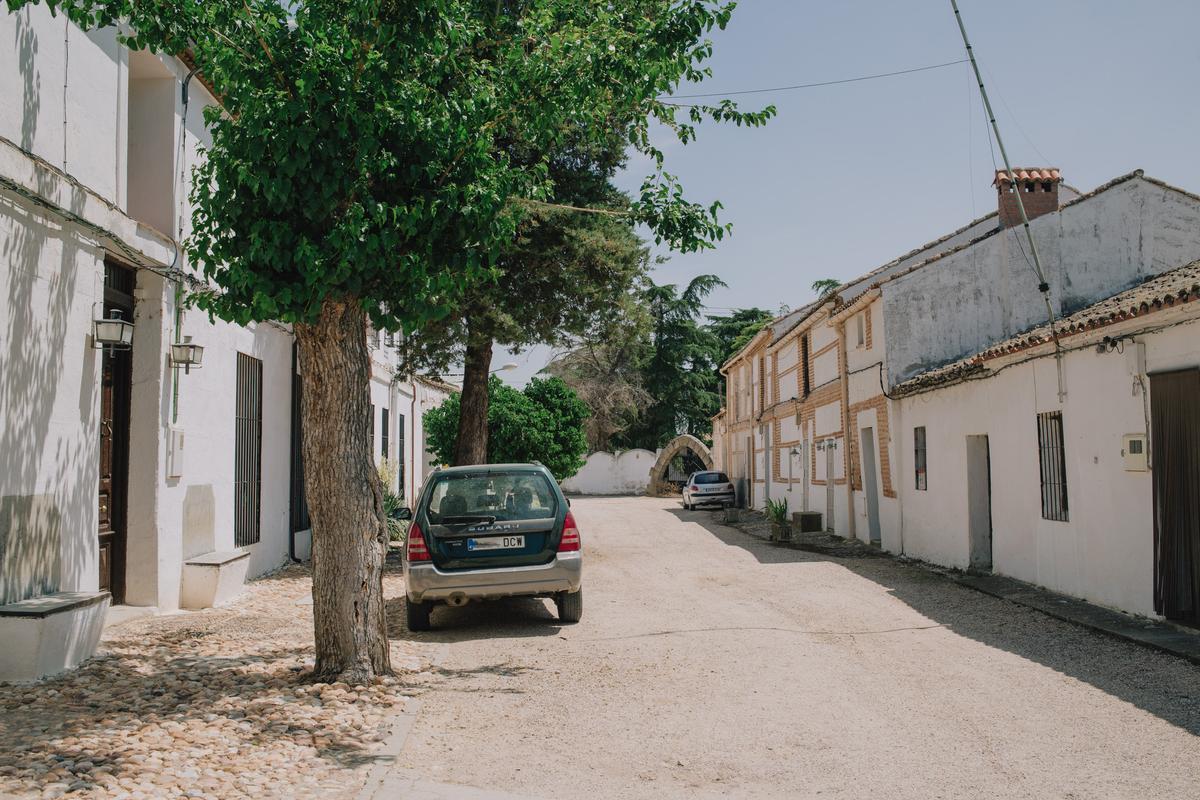 Una de las calles del casi despoblado municipio de Illán de Vacas, en Toledo.
