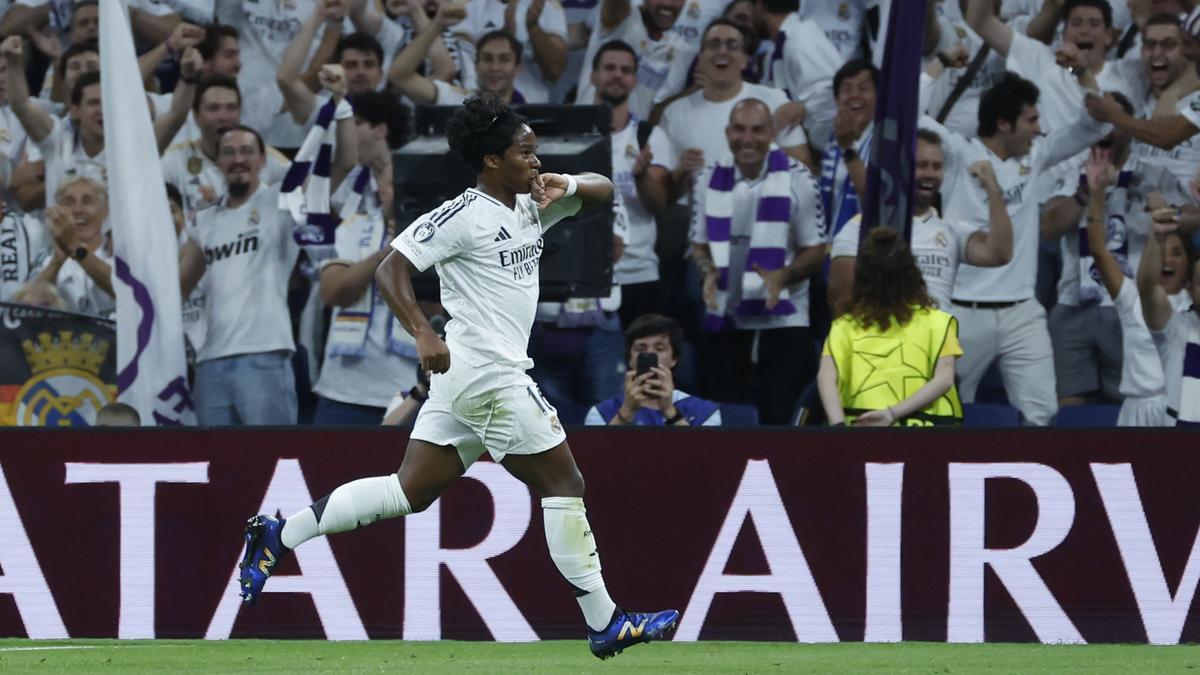 Endrick, delantero brasileño del Real Madrid, celebra su gol ante el Stuttgart.