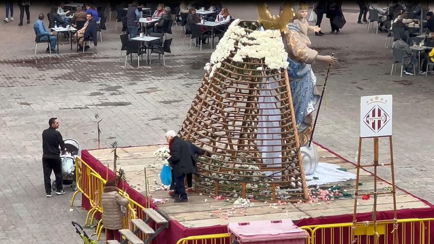 El manto de flores de la virgen dura apenas un día en Alzira