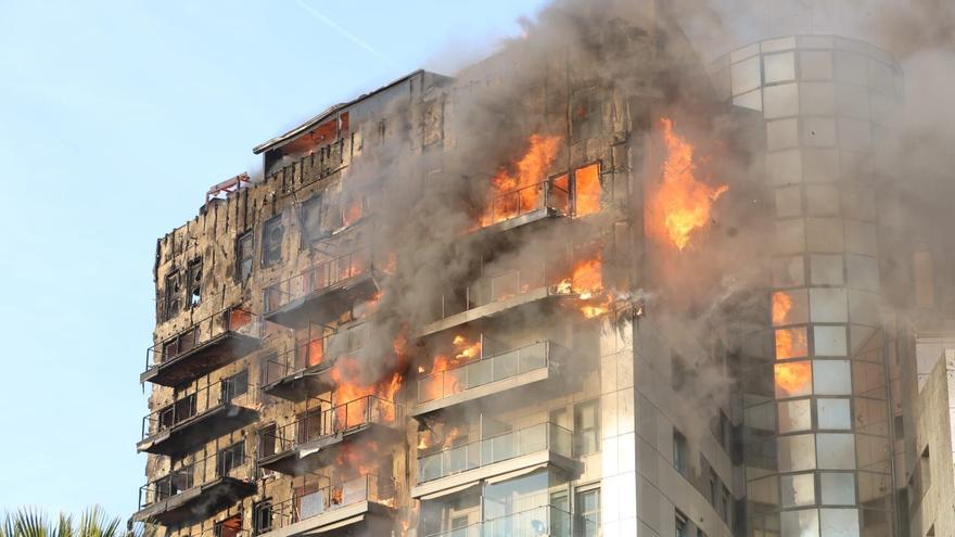 Incendio en València: El fuego devora un edificio en la avenida Maestro Rodrigo