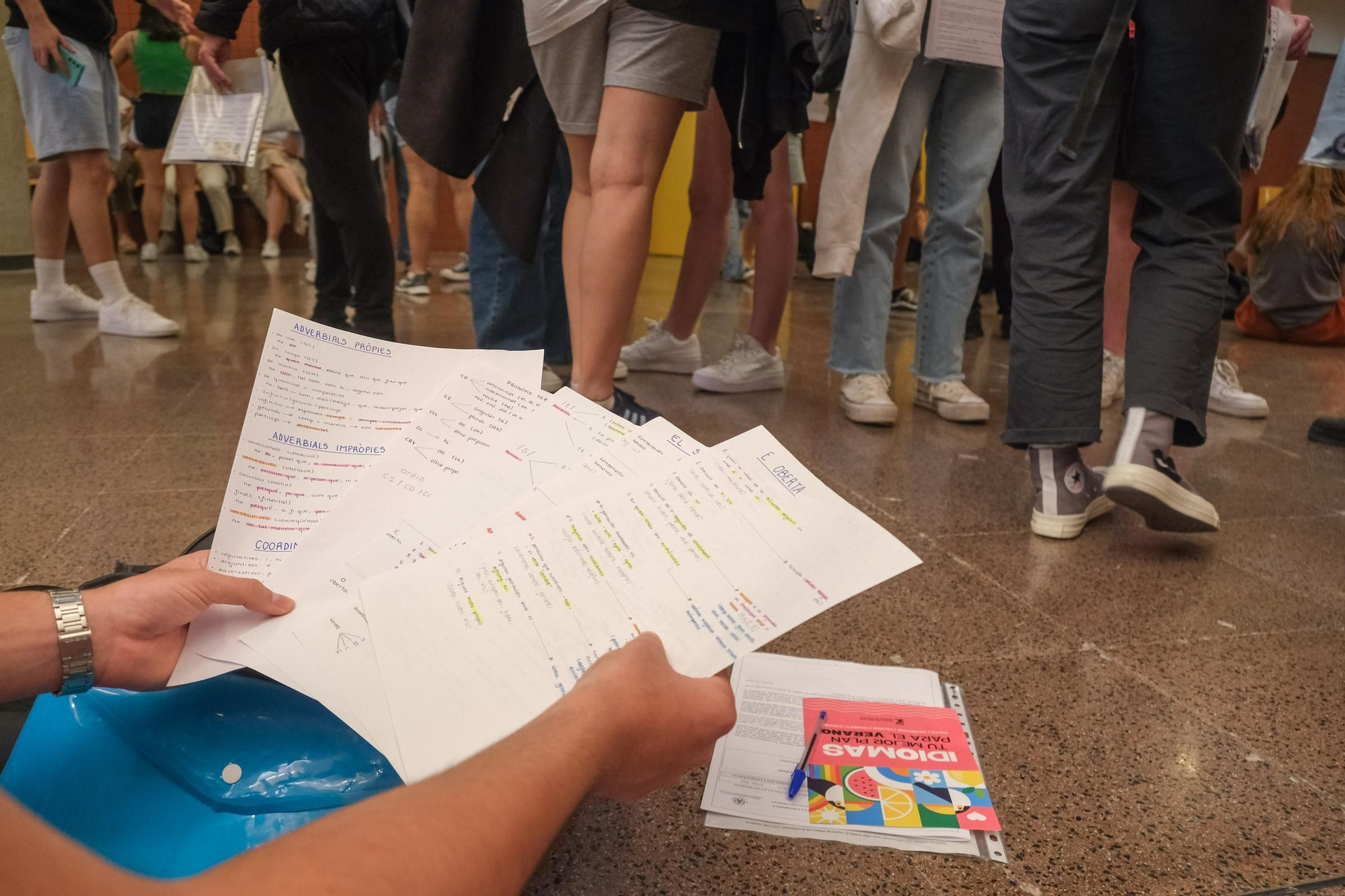 Muchos nervios en el primer día de exámenes de la PAU en Elche