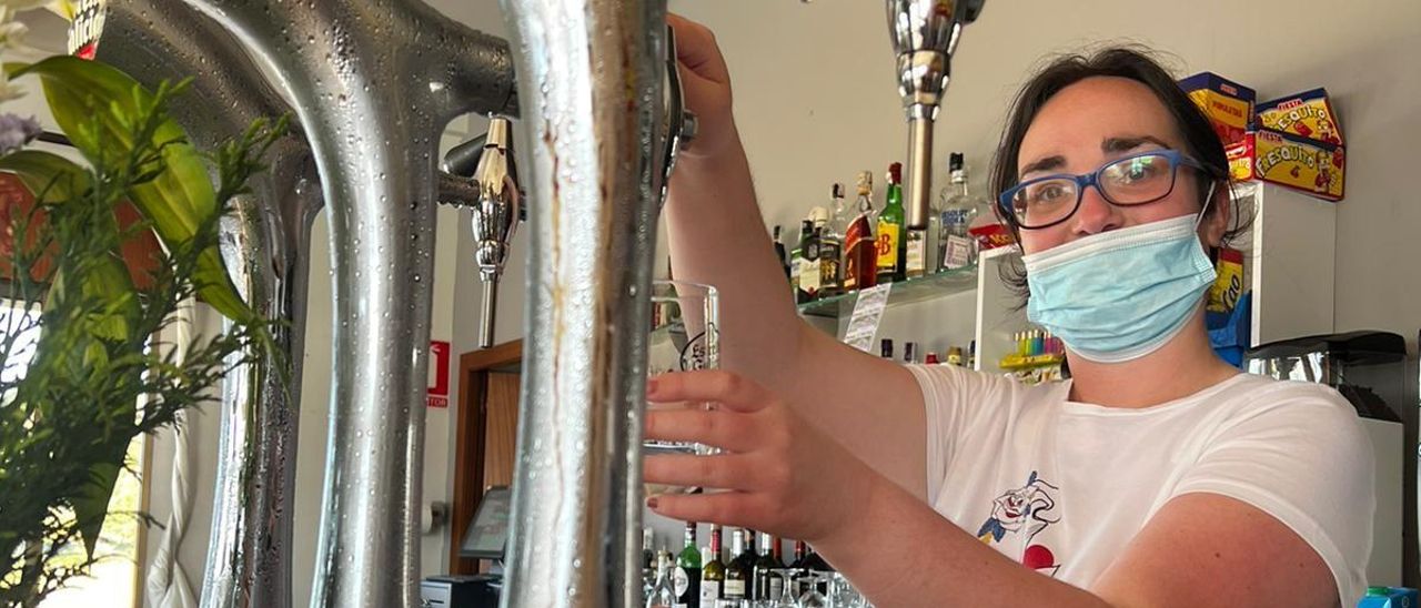 Una joven con diversidad intelectual, trabajando en la barra de un bar de A Guarda.