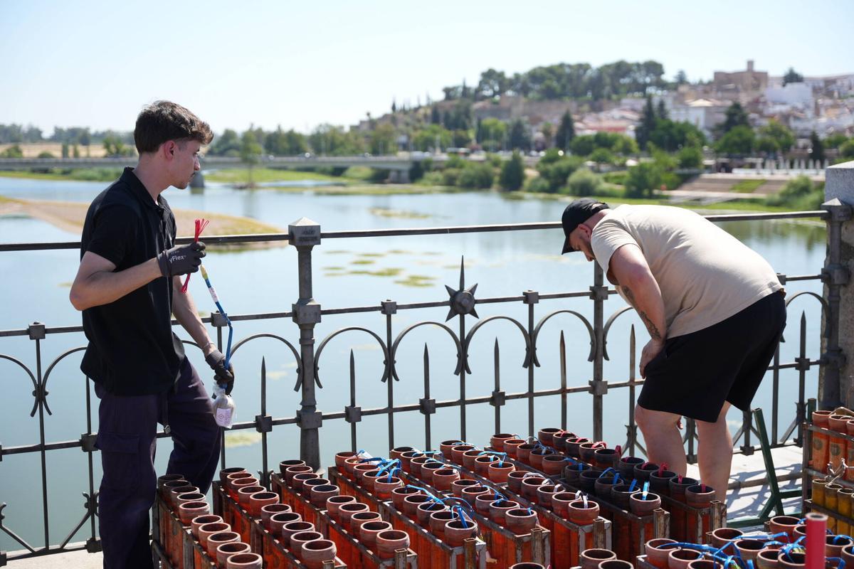 Todo listo en el puente de Palmas de Badajoz para los fuegos de esta noche