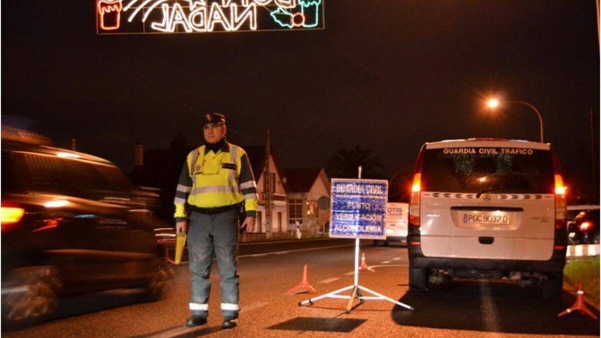 UN AGENTE DE LA GUARDIA CIVIL DURANTE UN CONTROL DE ALCOHOL