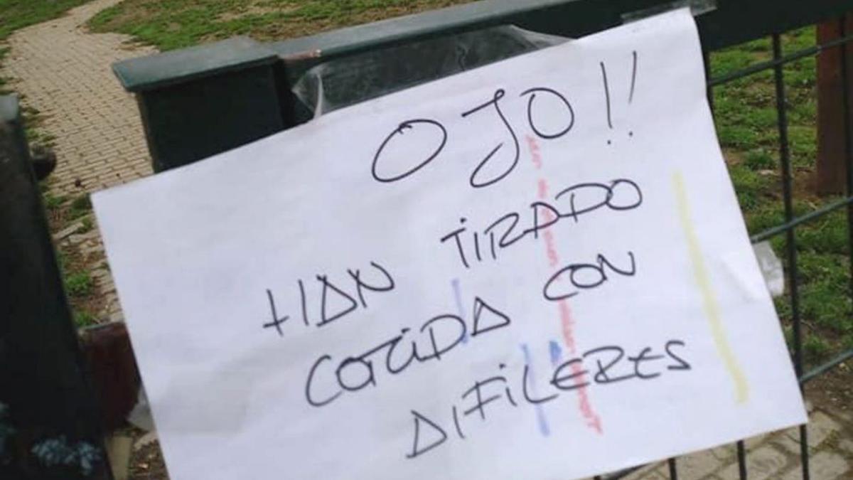 Un cartel de un usuario en el parque canino de Salesianos. |   // FDV