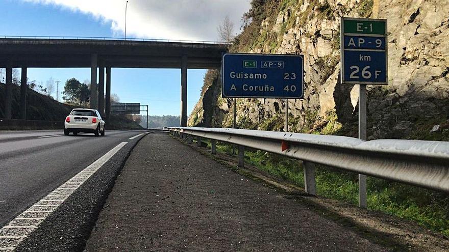 Desnivel en una cuneta por la repavimentación de la autopista.  | // L. O. 