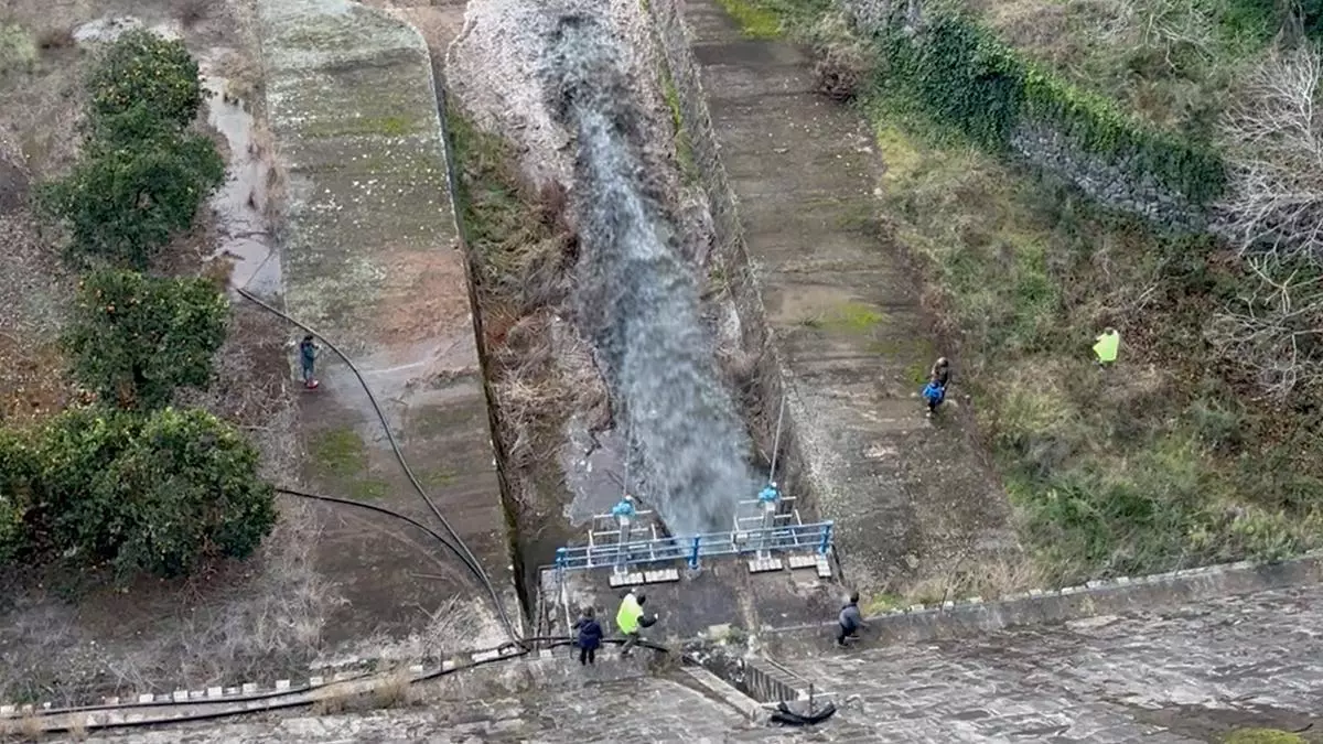 El embalse de Riudecanyes libera agua por primera vez desde 2020