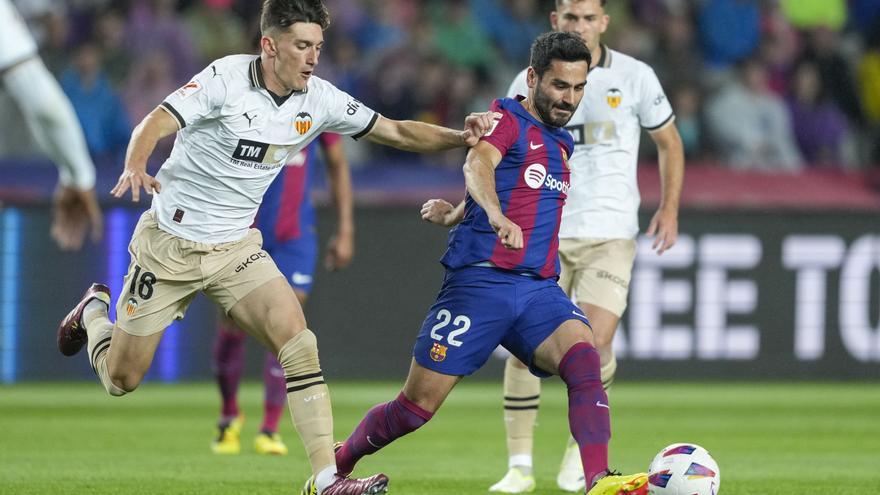 La cabeza salva al Barça de la tormenta ante el Valencia