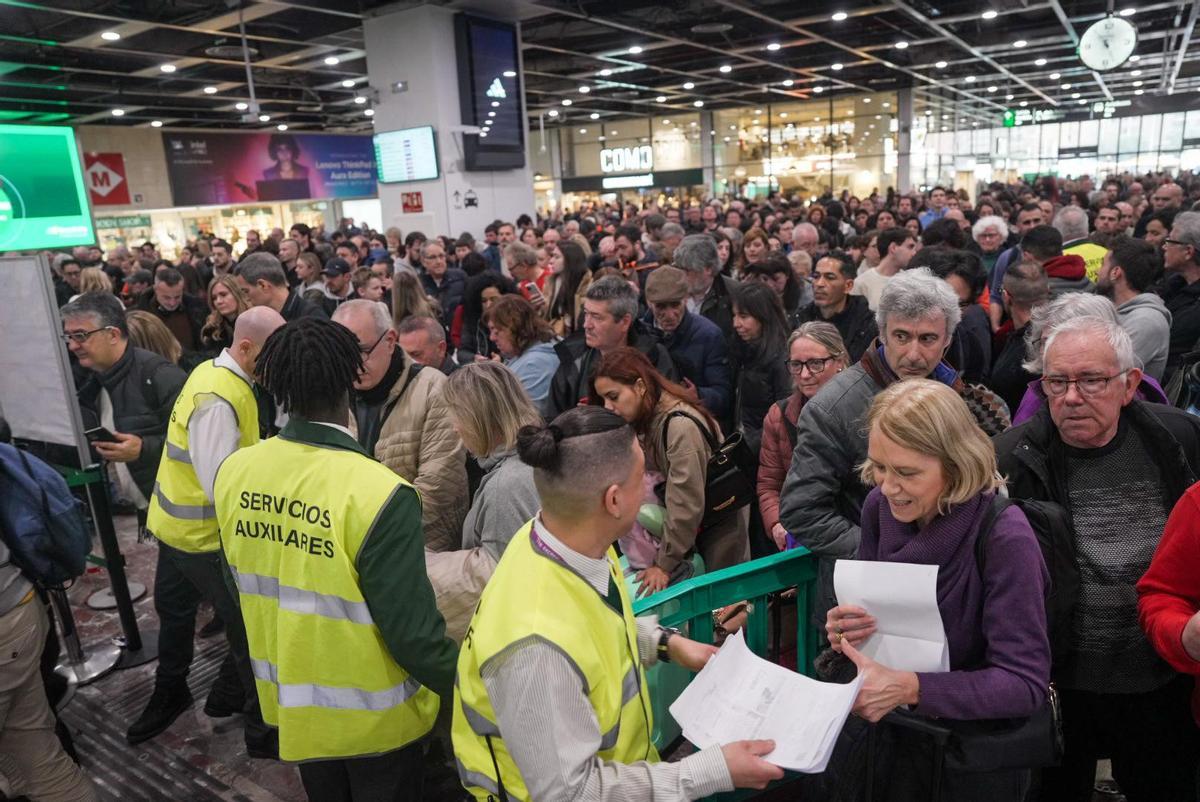 Caos y aglomeraciones en la estación de Sants