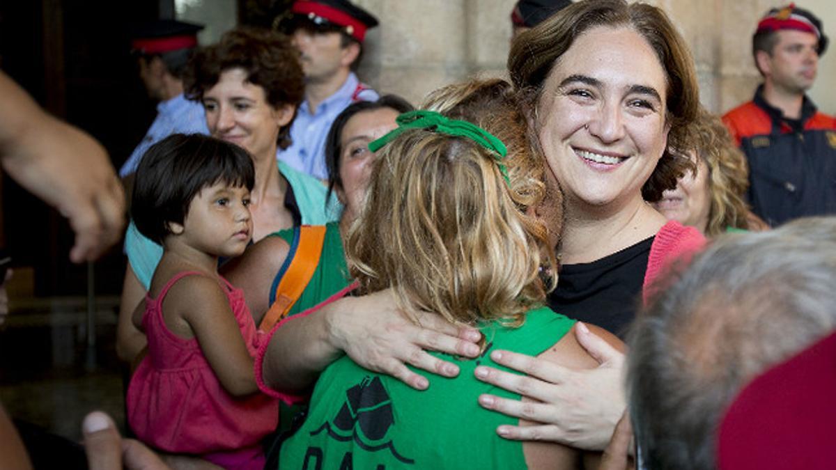 Colau frente al Ayuntamiento de Barcelona.