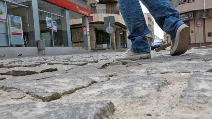 Imagen que presentan los adoquines arrumbados en una parcela municipal emplazada en La Pedrera.
