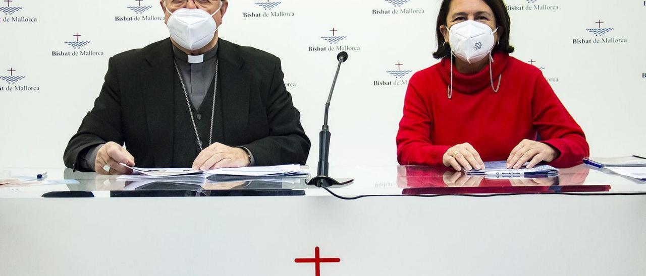 El Obispo de Mallorca, Sebastià Taltavull, con la delegada de Manos Unidas, Xisca Artigues. | OBISPADO DE MALLORCA