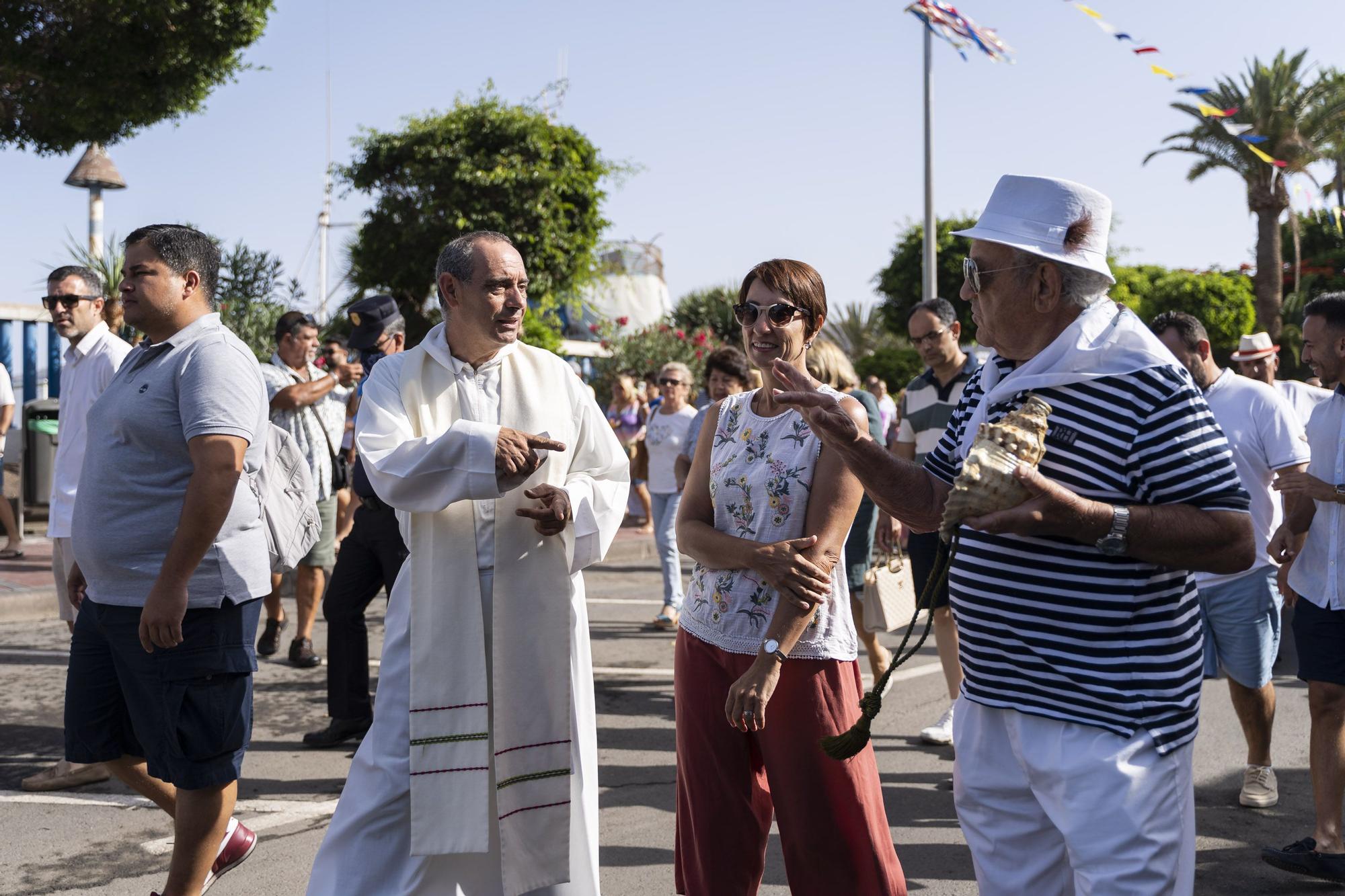 El primer teniente de alcalde, el p�rroco y la alcaldesa durante la jornada.JPG