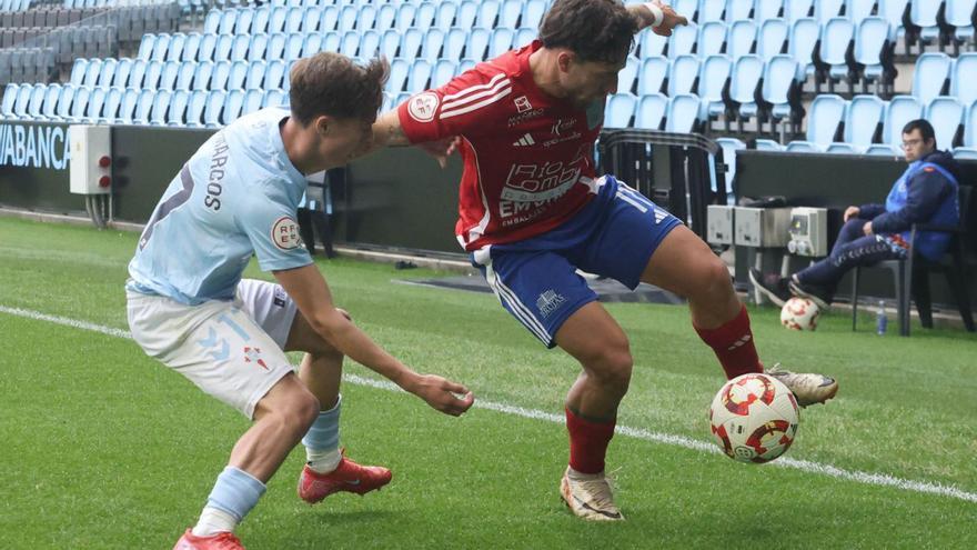 Óscar Marcos marca a un rival durante la reciente visita del Tarazona a Balaídos.| Alba Villar