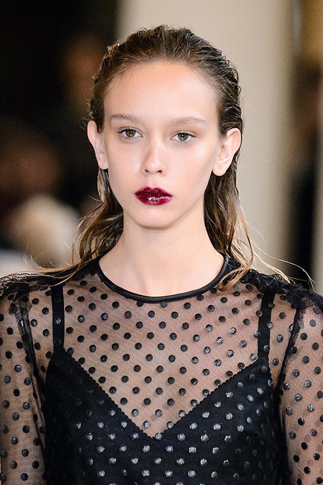 Beauty look de Balmain con labios borgoña