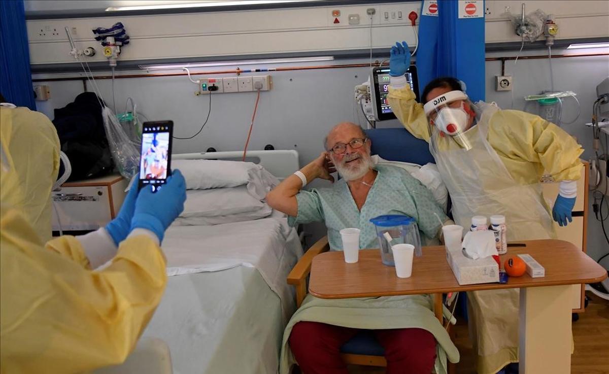 El paciente Geoffrey Winter, de 70 año, se toma una foto con la hermana Maria Davis en el Hospital Universitario Milton Keynes (Inglaterra), donde recibe tratamiento.